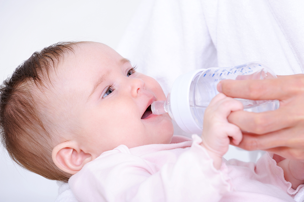 Gambar 1 - Bolehkah Bayi Minum Air Putih
