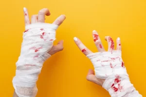 6 Cara Menghentikan Pendarahan pada Luka Dalam Seperti Tusukan atau Sayatan